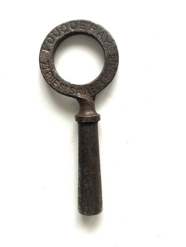 Ancienne cle pour - pour, carre