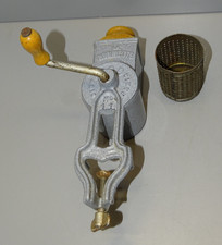 -ANCIENNE  RAPE à FROMAGE de COMPTOIR LA BOBINETTE FONTE EMAILLEE avec 2 Râpes D