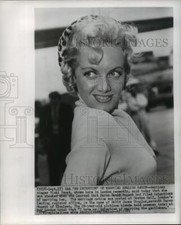 1957 Press Photo Singer Vicki Benet gets notice of intent to marry in London.