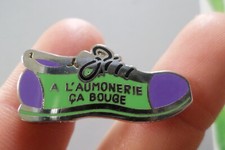 pin s brooch A L CHUMONERIE CA BOUGE sneaker hiking shoe made in France