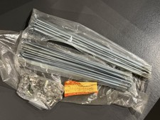 UN LOT DE RAYON AVEC ÉCROU DE
