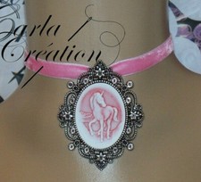 Camée La Licorne /Ras Du Cou/ Velours Rose /  Monture Floral /Argenté/ Collier