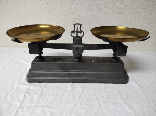 Ancienne balance avec - ancienne,