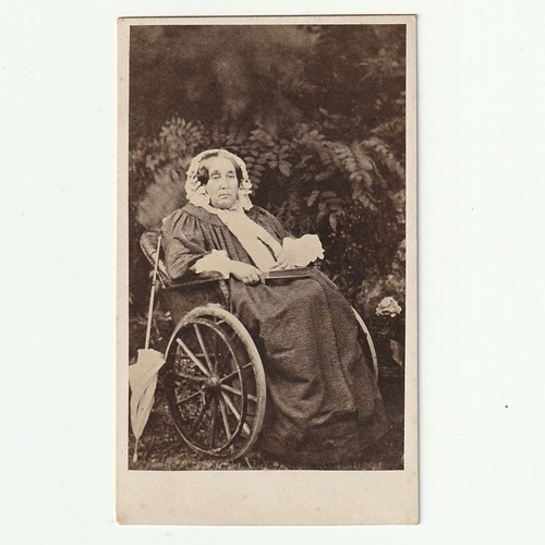 Femme fauteuil roulant - fauteuil,
