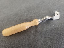 Roulette neuve vintage à patron roue ancienne bois  bois N°2 T1