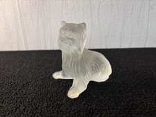 Chien yorkshire assis en