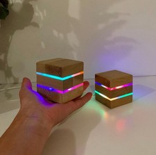 Cube lumineux LED en bois de