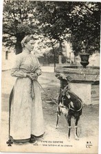 Old postcard Types du Centre - Une laitiere et sa goat (240347)