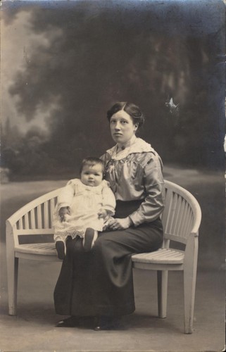Photo carte femme assise - photo-carte,