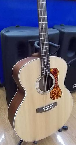 Guitare acoustique électrique