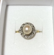 Très Belle bague ancienne avec perle en Or 18 Carats , poinçon.Poids : 3.02 Grs.