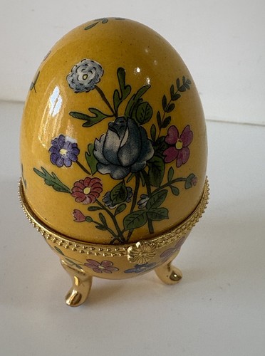 Oeuf porcelaine sur pieds - sur,