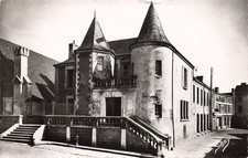 49 DOUE LA FONTAINE L TOWN HALL