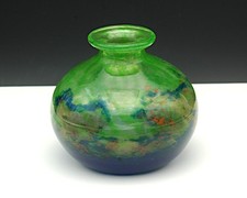 Vase en verre soufflé signé