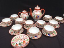 SERVICE À THÉ EN PORCELAINE JAPONAISE À DÉCOR PEINT MAIN DE GEIHAS  26 PIÈCES