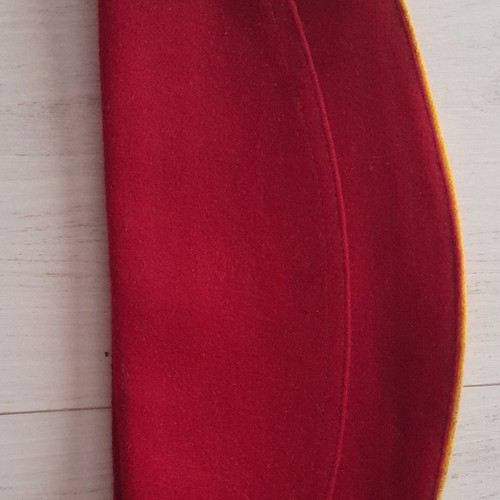 Calot rouge avec liseré - , jaune