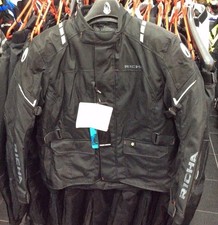 La veste imperméable noire