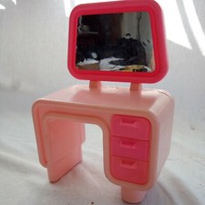 Jouet coiffeuse  vintage Barbie ???? Ou autres chambre barbie