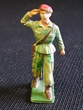 Soldat figurine au salut