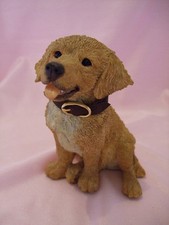 Statue de collection    -   CHIOT  GOLDEN RETRIEVER ASSIS