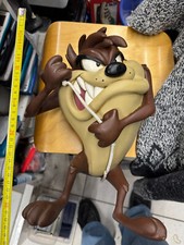 WARNER BROS 2000 LARGE CUP STATUE STATUE LARGE CUP COMES DOWN FROM ITS STRING 33cm