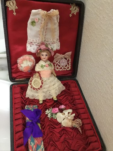 Petite poupée mignonnette - petite,