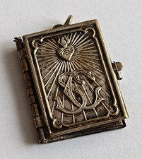 Livre pendantif reliquaire