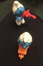 Jouets oeufs Kinder variés deux figurines Schtroumpf - Avec violon et brouette