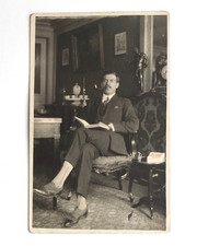 Homme élégant lecture pipe