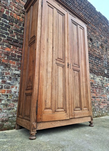 Très grande armoire ancienne