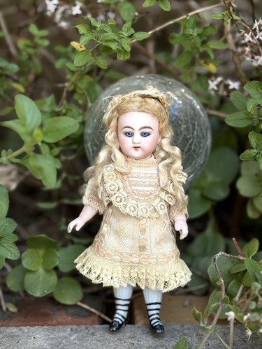 Jolie mignonnette toute - jolie,