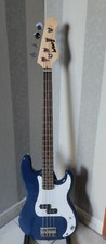 guitare basse  de couleur bleue . marque Infinity. très bon état