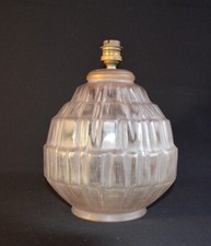 belle lampe signée  , en verre art déco des années 1920 1930 1940  hunebelle ?