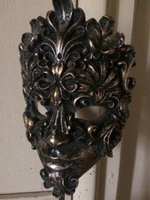 Masque vénitien sur pied