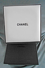 CHANEL  Boîte et sur boite