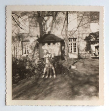 Enfants ombres lumière arbres maison - Photo vintage snapshot c. 1950