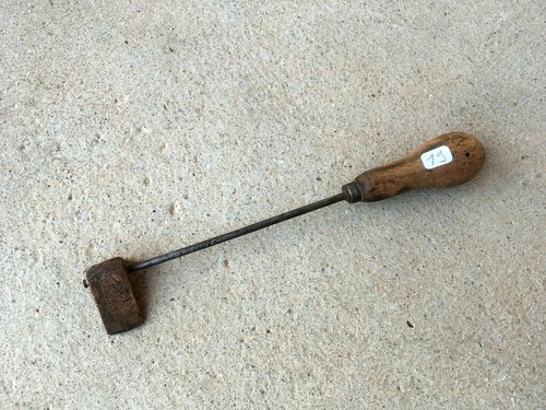 Old tool outil - /,