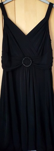 Robe noire décolletée
