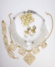 Lot de bijoux Fantaisie Vintage doré ensemble Broche Collier Clips