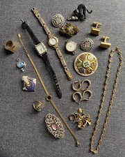 Lot de bijoux divers broches