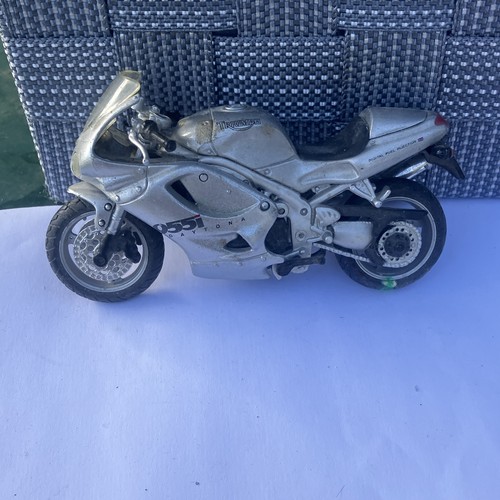 Maisto triumph daytona 955i - daytona,