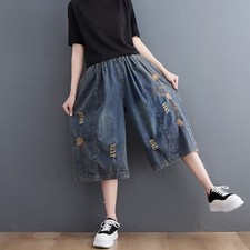 Lady Embroidered Capri Pants