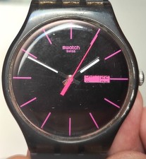 Montre Swatch ref SUOB 729 Noir/Rose. Bracelet Silicone. Fonctionne très bien