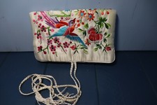 Pochette brodée ,,motifs