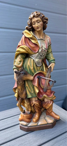 Figurine ancienne sculptée