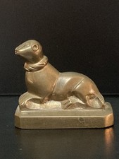 CHIEN COUCHÉ À L&#039;ANTIQUE -