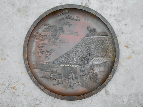 Ancien plat signé - , métal