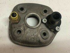 UN COUVERCLE DE CULASSE MOTO