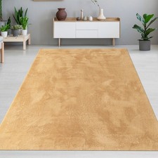 Tapis doré moderne effet lapin soyeux avec reflets élégants modern