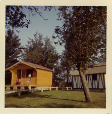 OLD PHOTO - VINTAGE SNAPSHOT - HOUSE HUT GARDEN COLOR - HOME COLOR